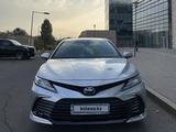 Toyota Camry 2021 года за 16 300 000 тг. в Алматы – фото 3