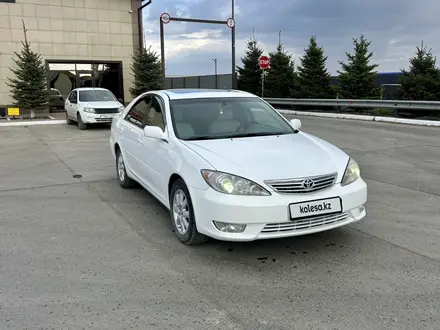 Toyota Camry 2004 года за 4 900 000 тг. в Уральск – фото 2