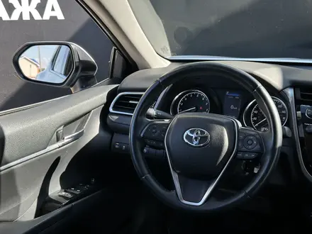 Toyota Camry 2017 года за 10 500 000 тг. в Атырау – фото 11