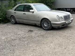 Mercedes-Benz E 230