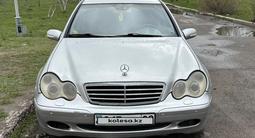 Mercedes-Benz C 180 2000 года за 2 490 000 тг. в Караганда – фото 2