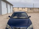 Toyota Camry 2004 года за 3 000 000 тг. в Жанаозен – фото 2