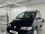 Volkswagen Sharan 1996 года за 2 700 000 тг. в Караганда