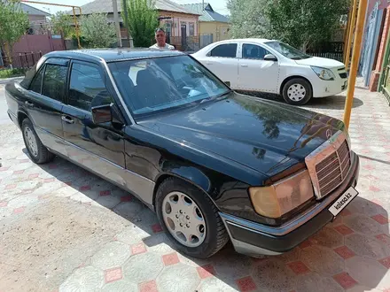 Mercedes-Benz E 230 1992 года за 1 300 000 тг. в Кызылорда – фото 2