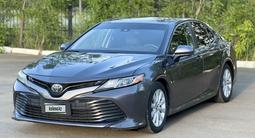 Toyota Camry 2018 года за 6 700 000 тг. в Уральск – фото 2