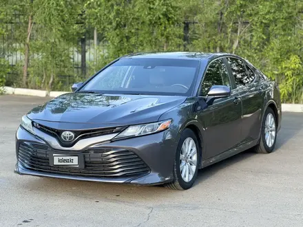 Toyota Camry 2018 года за 6 700 000 тг. в Уральск – фото 2
