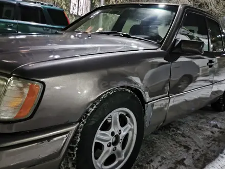 Mercedes-Benz E 220 1993 года за 1 580 000 тг. в Караганда – фото 2