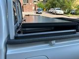 Крышка трехсекционная на Toyota Hilux алюминиевая Тойота Хайлюкс за 370 000 тг. в Уральск – фото 4