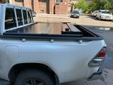 Крышка трехсекционная на Toyota Hilux алюминиевая Тойота Хайлюкс за 370 000 тг. в Уральск – фото 5