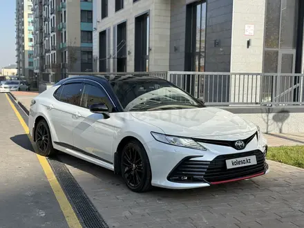 Toyota Camry 2021 года за 22 800 000 тг. в Алматы