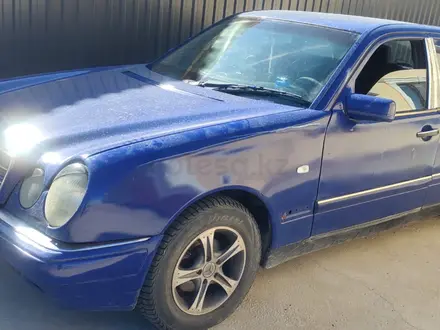 Mercedes-Benz E 230 1997 года за 1 300 000 тг. в Атырау