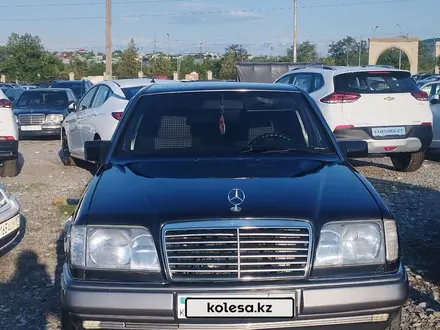 Mercedes-Benz E 220 1993 года за 2 400 000 тг. в Шымкент