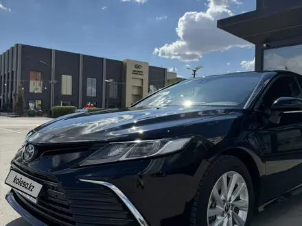 Toyota Camry 2023 года за 16 500 000 тг. в Атырау – фото 4