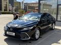 Toyota Camry 2023 года за 16 500 000 тг. в Атырау – фото 2