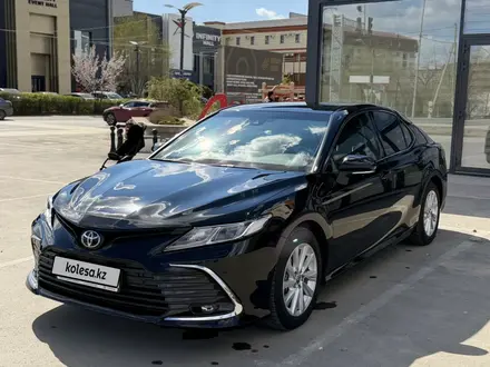 Toyota Camry 2023 года за 16 500 000 тг. в Атырау – фото 2