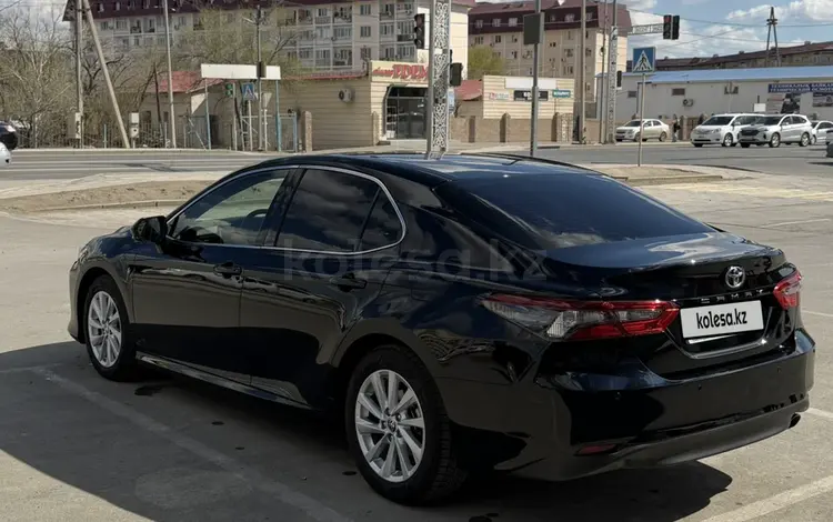 Toyota Camry 2023 года за 16 500 000 тг. в Атырау