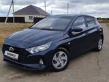 Hyundai i20 2023 года за 6 200 000 тг. в Уральск – фото 2