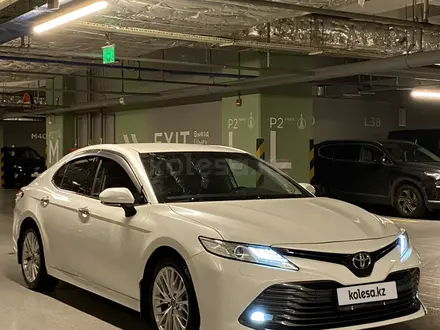 Toyota Camry 2018 года за 13 500 000 тг. в Алматы – фото 2