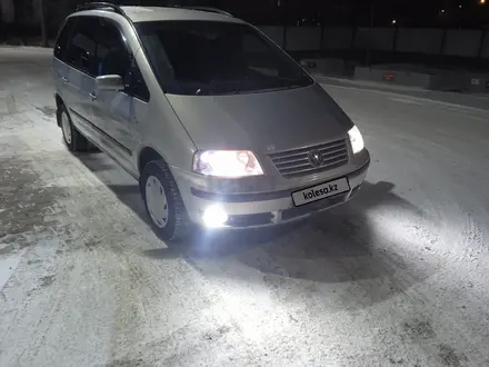 Volkswagen Sharan 2002 года за 3 000 000 тг. в Актобе – фото 10