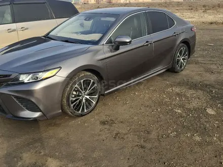 Toyota Camry 2018 года за 9 000 000 тг. в Атырау – фото 5