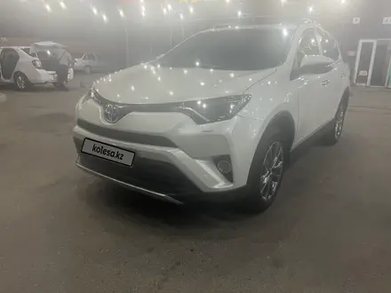 Toyota RAV4 2018 года за 13 800 000 тг. в Шымкент