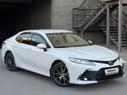 Toyota Camry 2023 года за 14 800 000 тг. в Астана