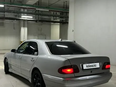 Mercedes-Benz E 320 1997 года за 3 500 000 тг. в Астана – фото 2