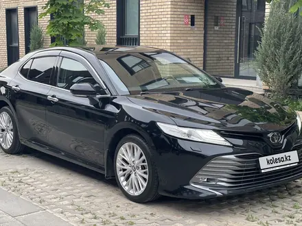 Toyota Camry 2021 года за 13 300 000 тг. в Алматы – фото 2