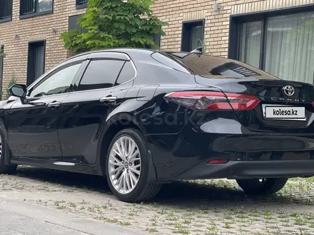 Toyota Camry 2021 года за 13 300 000 тг. в Алматы – фото 11