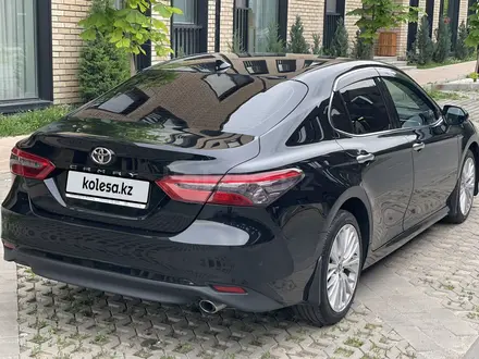 Toyota Camry 2021 года за 13 300 000 тг. в Алматы – фото 18