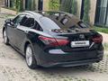 Toyota Camry 2021 года за 13 300 000 тг. в Алматы – фото 19