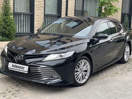 Toyota Camry 2021 года за 13 300 000 тг. в Алматы