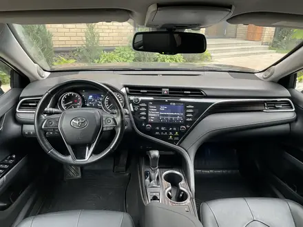 Toyota Camry 2021 года за 13 300 000 тг. в Алматы – фото 20