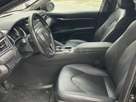 Toyota Camry 2021 года за 13 300 000 тг. в Алматы – фото 22