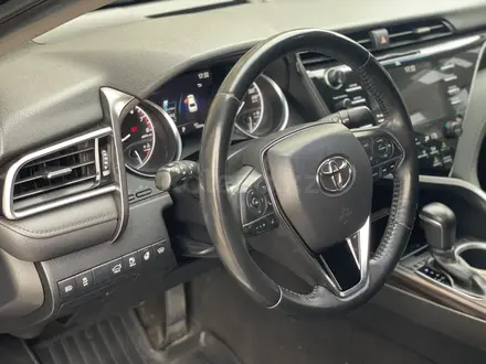 Toyota Camry 2021 года за 13 300 000 тг. в Алматы – фото 23