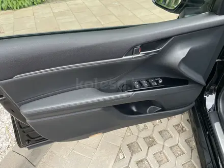 Toyota Camry 2021 года за 13 300 000 тг. в Алматы – фото 26
