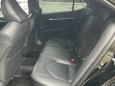 Toyota Camry 2021 года за 13 300 000 тг. в Алматы – фото 27
