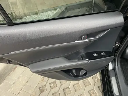 Toyota Camry 2021 года за 13 300 000 тг. в Алматы – фото 29