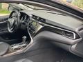 Toyota Camry 2021 года за 13 300 000 тг. в Алматы – фото 30