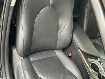 Toyota Camry 2021 года за 13 300 000 тг. в Алматы – фото 32