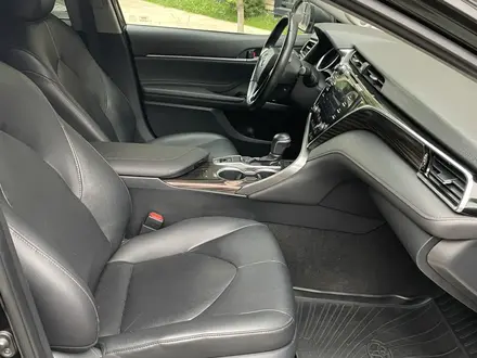 Toyota Camry 2021 года за 13 300 000 тг. в Алматы – фото 31