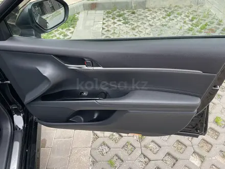 Toyota Camry 2021 года за 13 300 000 тг. в Алматы – фото 33