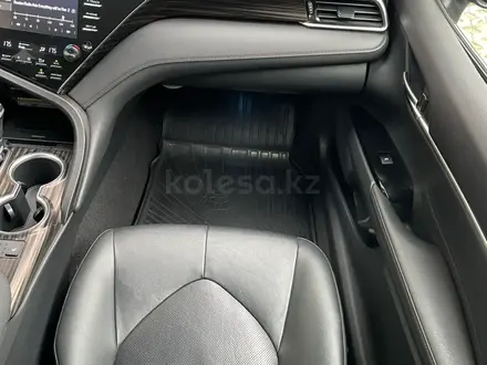 Toyota Camry 2021 года за 13 300 000 тг. в Алматы – фото 34