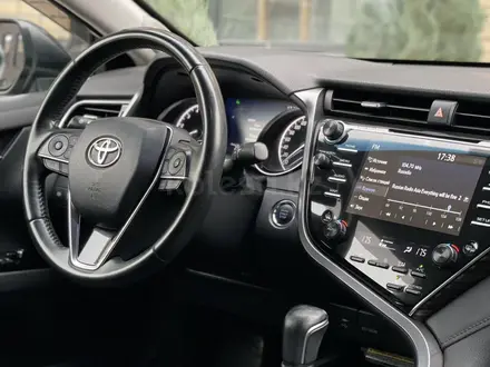 Toyota Camry 2021 года за 13 300 000 тг. в Алматы – фото 36