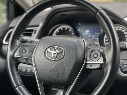 Toyota Camry 2021 года за 13 300 000 тг. в Алматы – фото 37