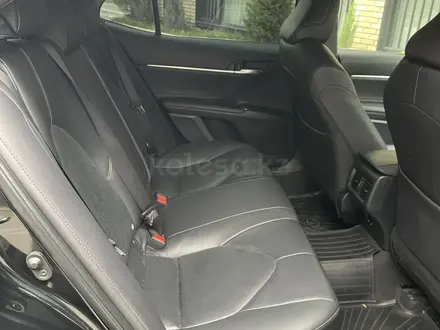 Toyota Camry 2021 года за 13 300 000 тг. в Алматы – фото 38