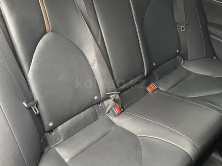 Toyota Camry 2021 года за 13 300 000 тг. в Алматы – фото 39
