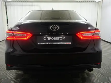 Toyota Camry 2020 года за 13 900 000 тг. в Алматы – фото 4