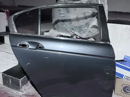 Задняя правая дверь за 40 000 тг. в Астана
