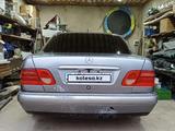 Mercedes-Benz E 230 1997 года за 2 000 000 тг. в Актобе – фото 2